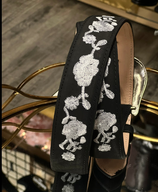 Cinto Bordado Flor Blanca