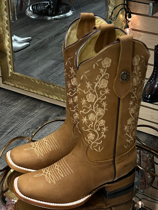 Jazmín Boots Square Toe Boots Tan