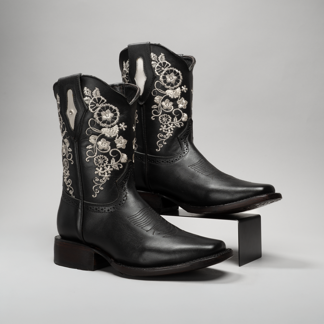 WOMEN'S EMBROIDERED SQUARE TOE COWBOY SHORT BOOTS AND BELT COMBO
