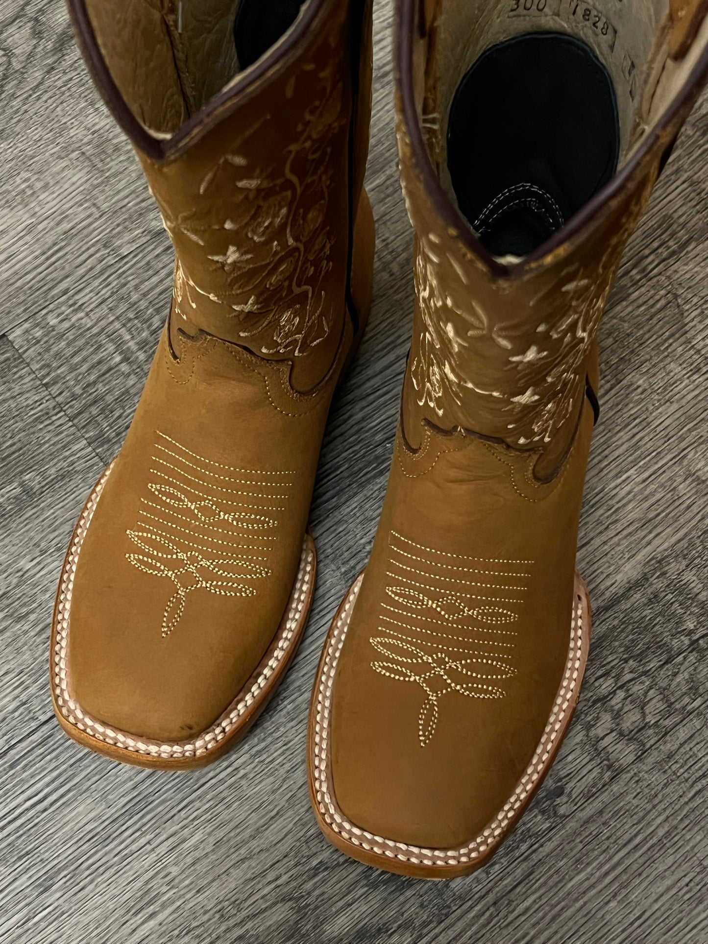 Jazmín Boots Square Toe Boots Tan