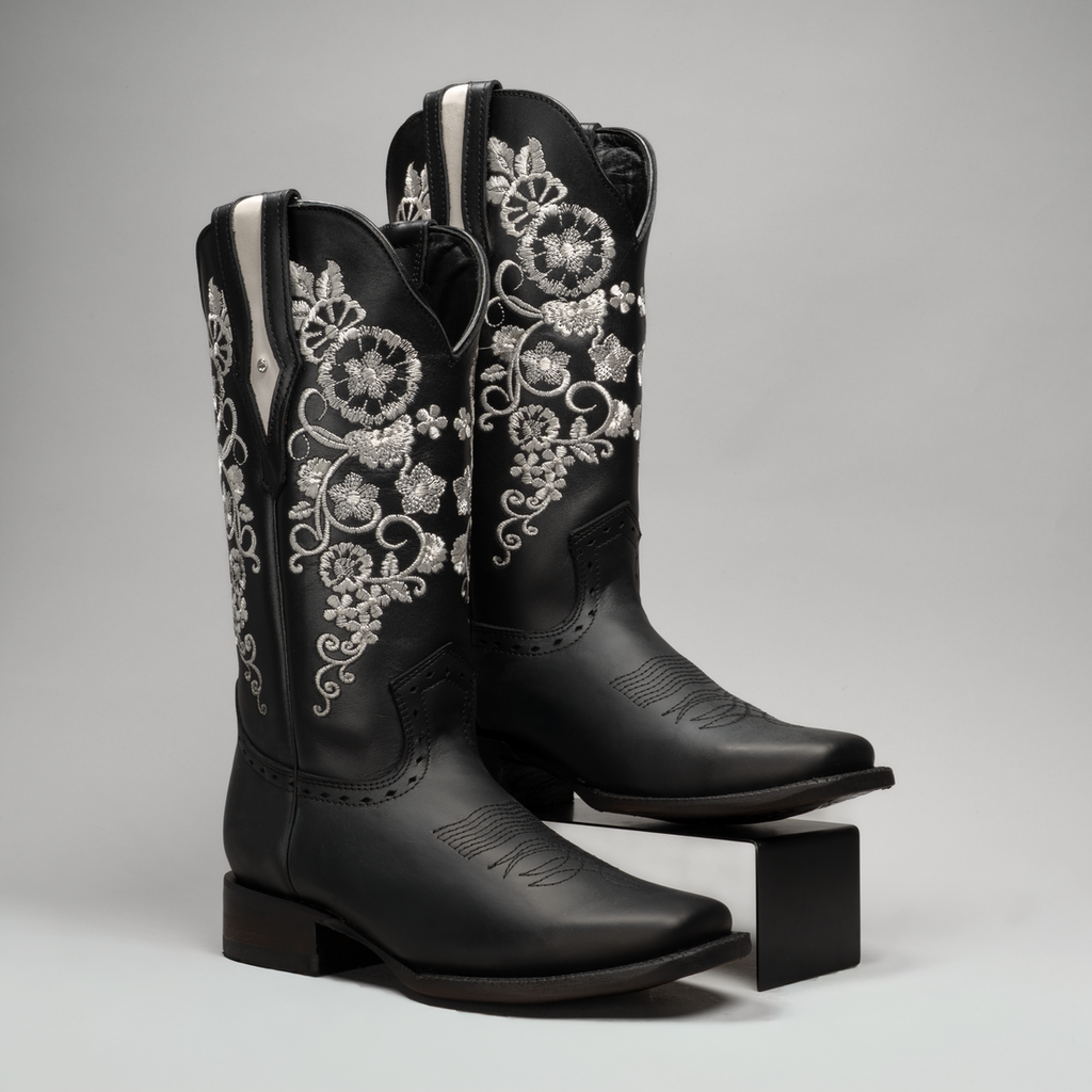 WOMEN'S EMBROIDERED SQUARE TOE COWBOY BOOTS AND BELT COMBO