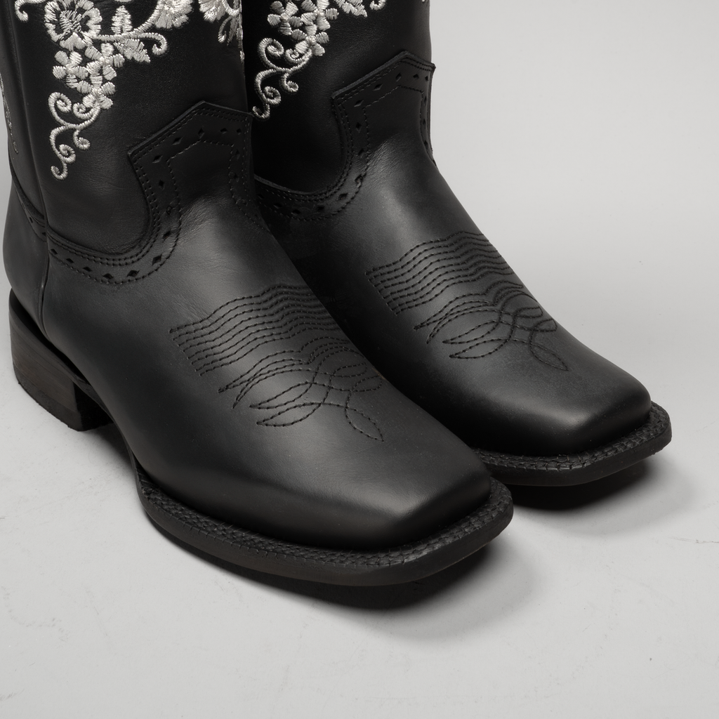 WOMEN'S EMBROIDERED SQUARE TOE COWBOY BOOTS AND BELT COMBO