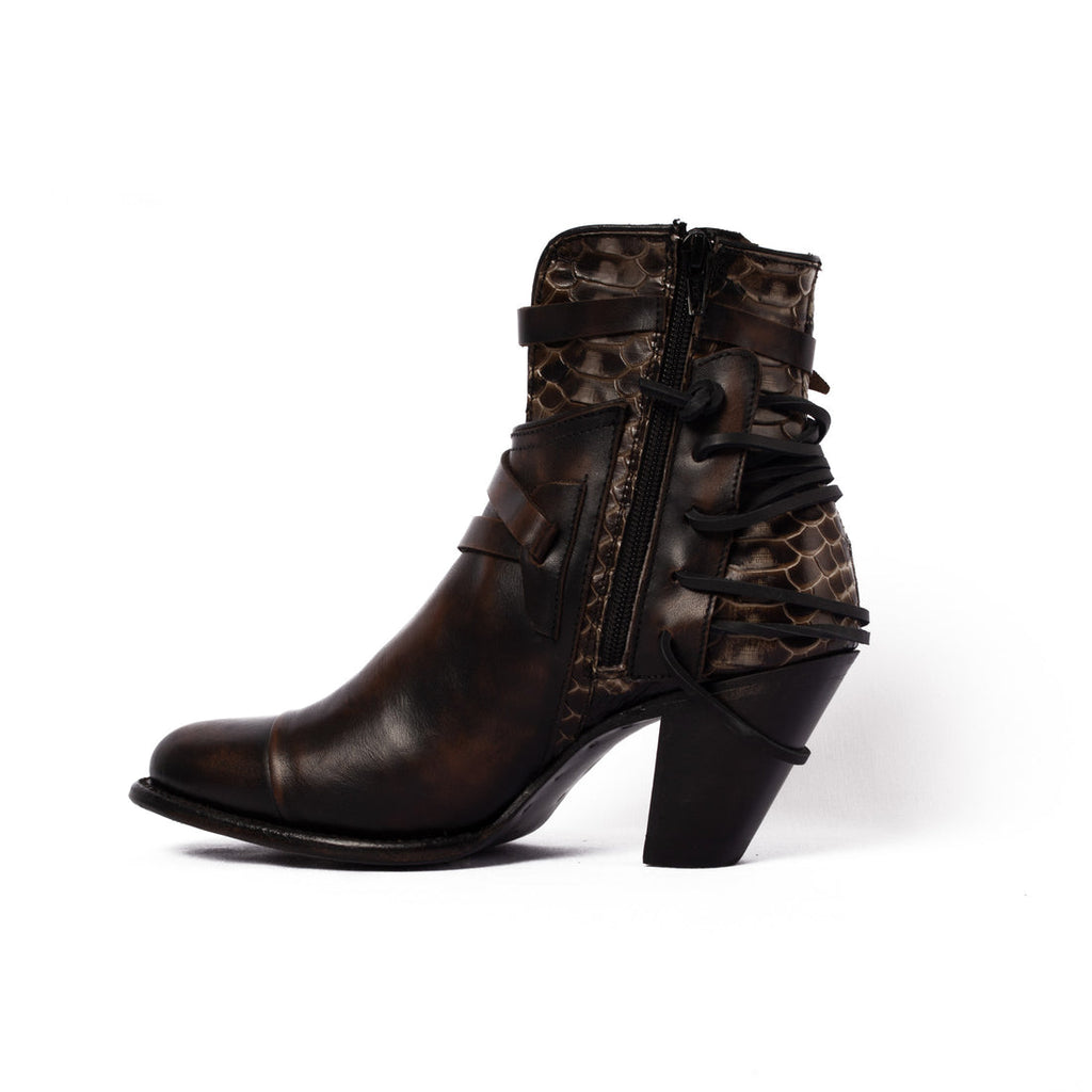 Crue All Leather Round Toe Short Boots (Desert)